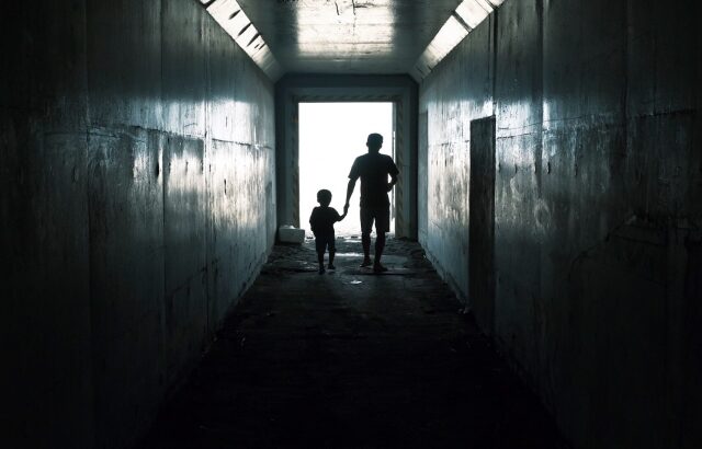 トンネルを歩く父親と息子の
